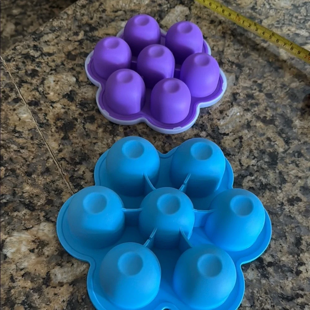 Small 6” & Large 8” Flower-Shaped Silicone Molds Set, 1 lid - Preowned - Picture 4 of 4